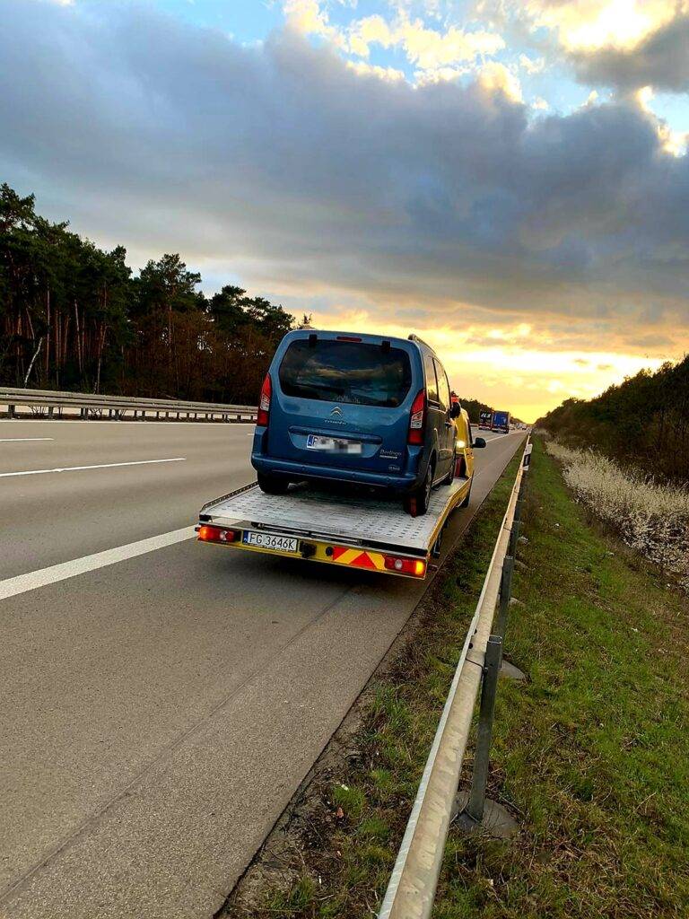 Samochód holowany przez pomoc drogową Piła na autostradzie